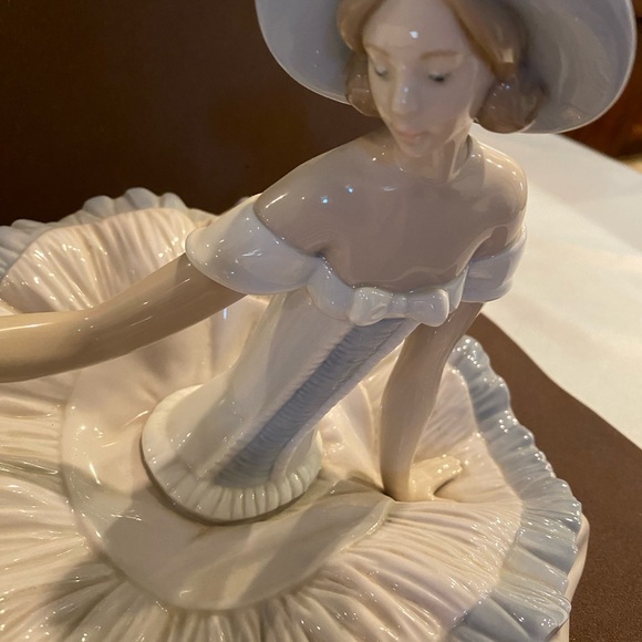 NAO PORCELAIN FIGURINE - Picture 6 of 6